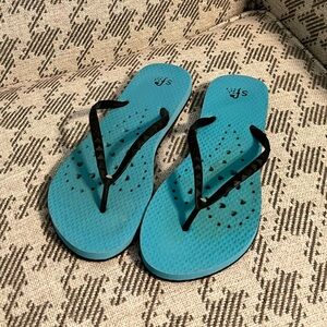 Blue and black flip flops/shower shoes